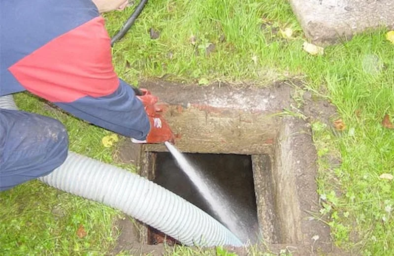 Vaciado de fosas sépticas en Gijón con vaciado profesional y mantenimiento de tuberías.