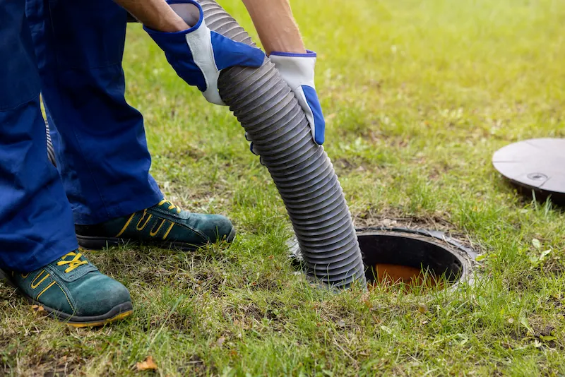 Vaciado de fosas sépticas en Avilés con limpieza profunda y mantenimiento preventivo.
